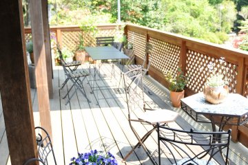 <p>There are tables inside, but this is where you want to sit.</p>