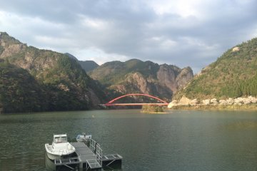 Pemandangan bendungan, jalan pulang dari desa sumber air panas 