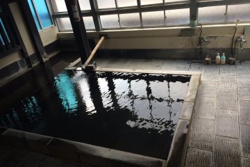 Sumber air panas di dalam ruangan 