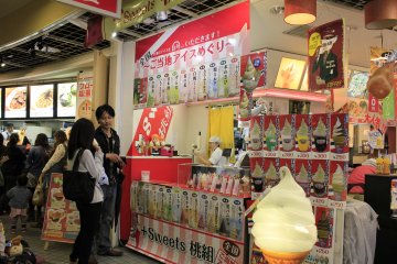 <p>ร้านอาหาร ขนม หลากหลาย</p>