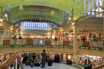 <p>เวทีกลางห้าง</p>