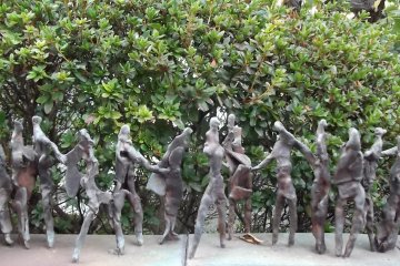 <p>Even along the top of the wall by the path there are fun little sculptures</p>