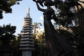 <p>There's plenty of greenery around the entrance to the museum</p>