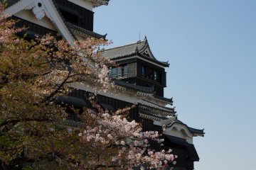 <p>Close-up menara yang lebih kecil dari dua menara.</p>