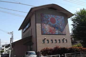 <p>Once you're on the right street, the museum is easy to recognize</p>
