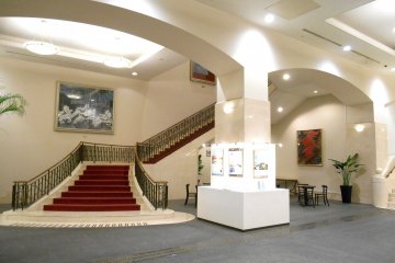<p>Hotel lobby has red-carpeted stairs...you might feel like Scarlett O'Hara of 'Gone with the Wind' if you ran down these stairs...or not?!</p>