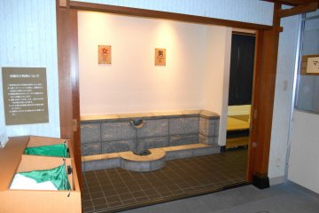 <p>Entrance of onsen&nbsp;(large public bath)</p>