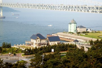 <p>Two historical buildings (left: Former Muto Sanji residence, right: Sun Yat-sen Memorial Hall) with the Great Akashi Strait Bridge (aka: Pearl Bridge) in the backdrop</p>