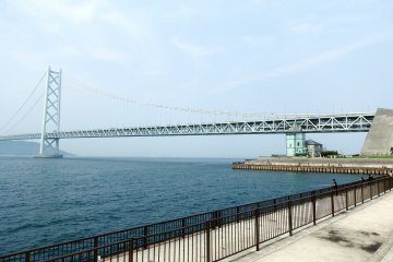 <p>Great Akashi Strait Bridge (Pearl Bridge) seen from the seaside walkaway in Maiko Park</p>