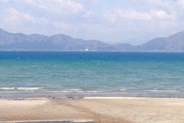 <p>Sparkling blue waters and the dramatic mountains give the best of both worlds at Tazawako in Akita Prefecture.</p>