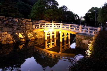 <p>Lit-up Sukiya Bridge at dusk</p>