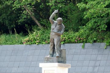 <p>Statue of Beethoven conducting a baton with his eyes closed. The classical music band formed by some POWs played Beethoven's Ninth Symphony here for the first time in Japan's history. That was the beginning of the annual performance of the Ninth Symphony at the end of the year throughout Japan!</p>