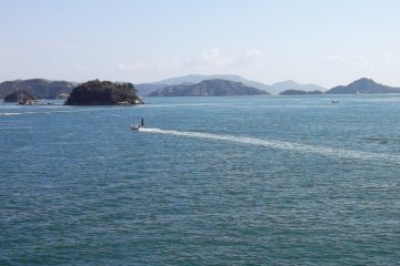<p>There are plenty of other boats flitting around between the islands and the mainland</p>