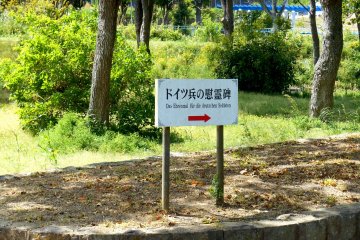 <p>Sign indicating the direction to the German Soldiers' Memorial Monument &nbsp;</p>