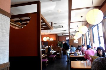 <p>Inside the restaurant 'Wataru'. As the counter is spacious, an old man in a wheelchair was having lunch without any problems when we were there</p>