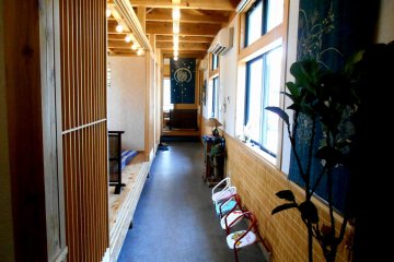 <p>Corridor leading to raised-floor seats</p>