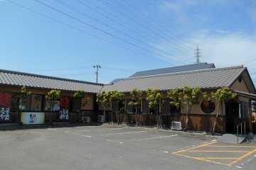 <p>Noodle restaurant 'Wataru', seen from parking lot</p>