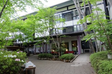 <p>ด้านในโรงแรม ตึกแรกที่เห็นเมื่อเข้าไปจะเป็นชั้น Lobby</p>