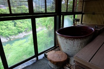 <p>ออนเซนส่วนตัวในห้องพัก มองเห็นวิวของแม่น้ำ Kinugawa</p>