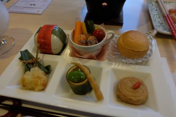 <p>เซตอาหารเย็น ที่บรรจงทำออกมาโดยใช้แนวคิดของฤดูกาลทั้ง 4</p>
