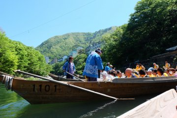 <p>ลงเรือแล้วนะ! ใส่ชูชีพด้วย ใครพกกล้องมาระวังเปียก</p>