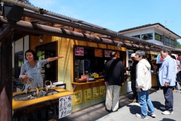 <p>ระหว่างรอรถมีร้านขายขนมด้วย</p>