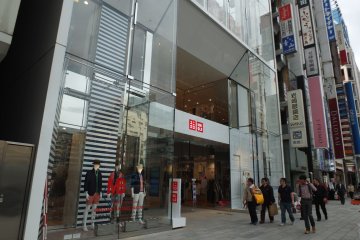 <p>ทางเข้าด้านหน้าของ Uniqlo สาขากินซ่า</p>