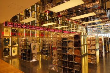 <p>UT Store สุดแสนทันสมัยที่ชั้น 11</p>
