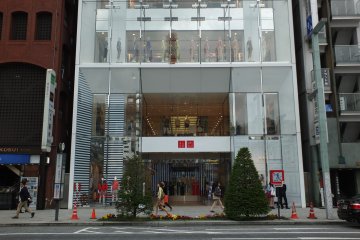 <p>มองจากฝั่งตรงข้ามของถนน</p>