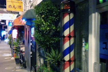 <p>Restaurants, a temples, dry cleaners, and a barber shop-- there is some of everything in this hidden alley. Sorry, the barber shop is not open at ten at night.</p>