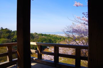 <p>From the west corner of the platform, a commanding view of Kyoto city</p>
