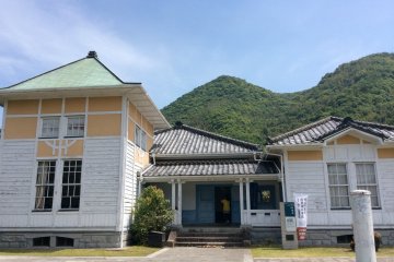<p>Ryujoukan - The building&nbsp;seamlessly combines Japanese and Western styles with light blue window frames, green doors and roof and Japanese roof tiles.</p>