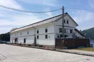 <p>Old Misumi Kaiun Storage House - Beautiful white walled building. It's used as a water front restaurant now.</p>