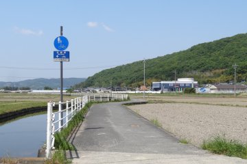 <p>The bicycle route and the navigation signs</p>
