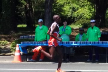 <p>The top runner makes himself a sizable lead around the 6 kilometer mark.&nbsp;</p>