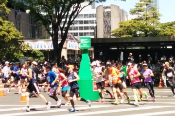 <p>Runners round the tight bend at the end of Jozenji Avenue.&nbsp;</p>