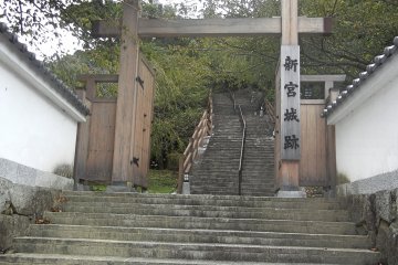 <p>Tankaku Castle's main entrance. &nbsp;It is a less than 15-minute walk from JR Shingu station to the castle ruins, or a 5-minute walk from Hayatama Taisha.</p>