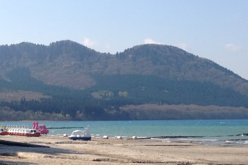 <p>Stunning mountains and a beautiful lake make a magical combination</p>