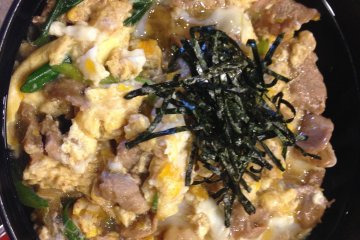 <p>A rice bowl topped with slices of juicy duck meat with scrambled eggs, a feature of Nanban cuisine</p>