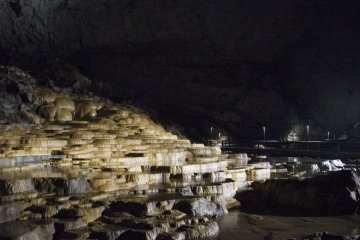<p>Side view of the Hyakumai-Zara, 100 plates in the cave.</p>
