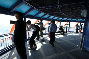 <p>Observatorium nyaman lengkap dengan binokular gratis.</p>
