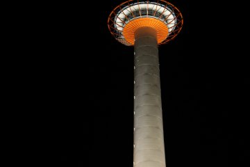 <p>Menara Kyoto malam hari.</p>