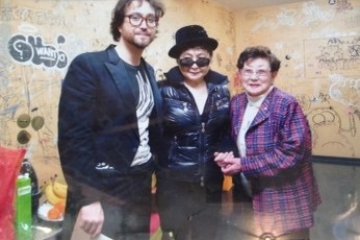 <p>Recently Sean and Yoko returned to Rizanbo to see the owner. They remain friends to this day</p>