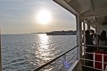 The return trip to Kurihama&nbsp;Port at sunset is a popular time slot. Sometimes you can even catch a glimpse of the humongous container ships passing through.