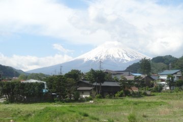 <p><span style="line-height: 20.8px;">Penampakan yang besar dari pemandangan kereta Fujikyuko Line</span></p>
