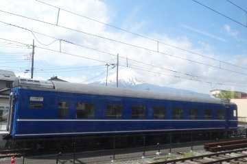 <p>Kereta Fujikyuko Line dan Gunung Fuji</p>
