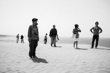<p>Visitors at the top of the dunes.</p>