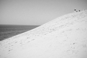 <p>Visitors looking over to the Sea of Japan at the top of the dunes.</p>