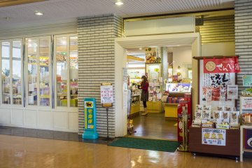 <p>Souvenir shop in the lobby area</p>