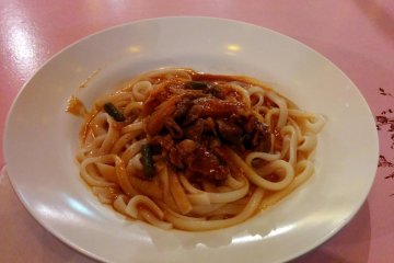 <p>Sampler bowls for just 300 yen can be bought at each restaurant in the bazaar.&nbsp;</p>